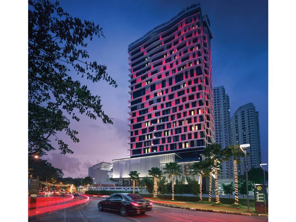 G Hotel Kelawai Tanjung Tokong Екстер'єр фото The hotel at night