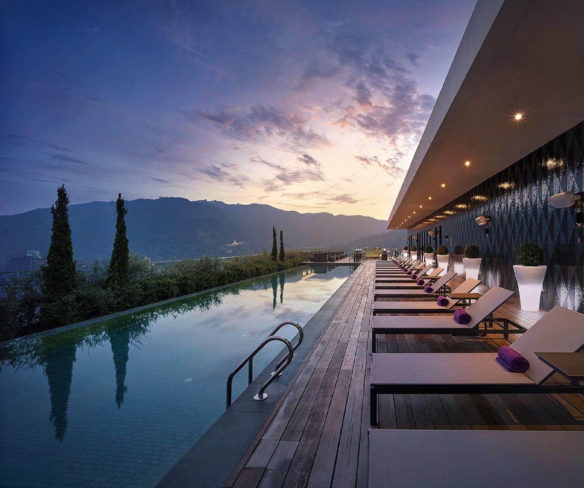 G Hotel Kelawai Tanjung Tokong Екстер'єр фото The swimming pool at the hotel